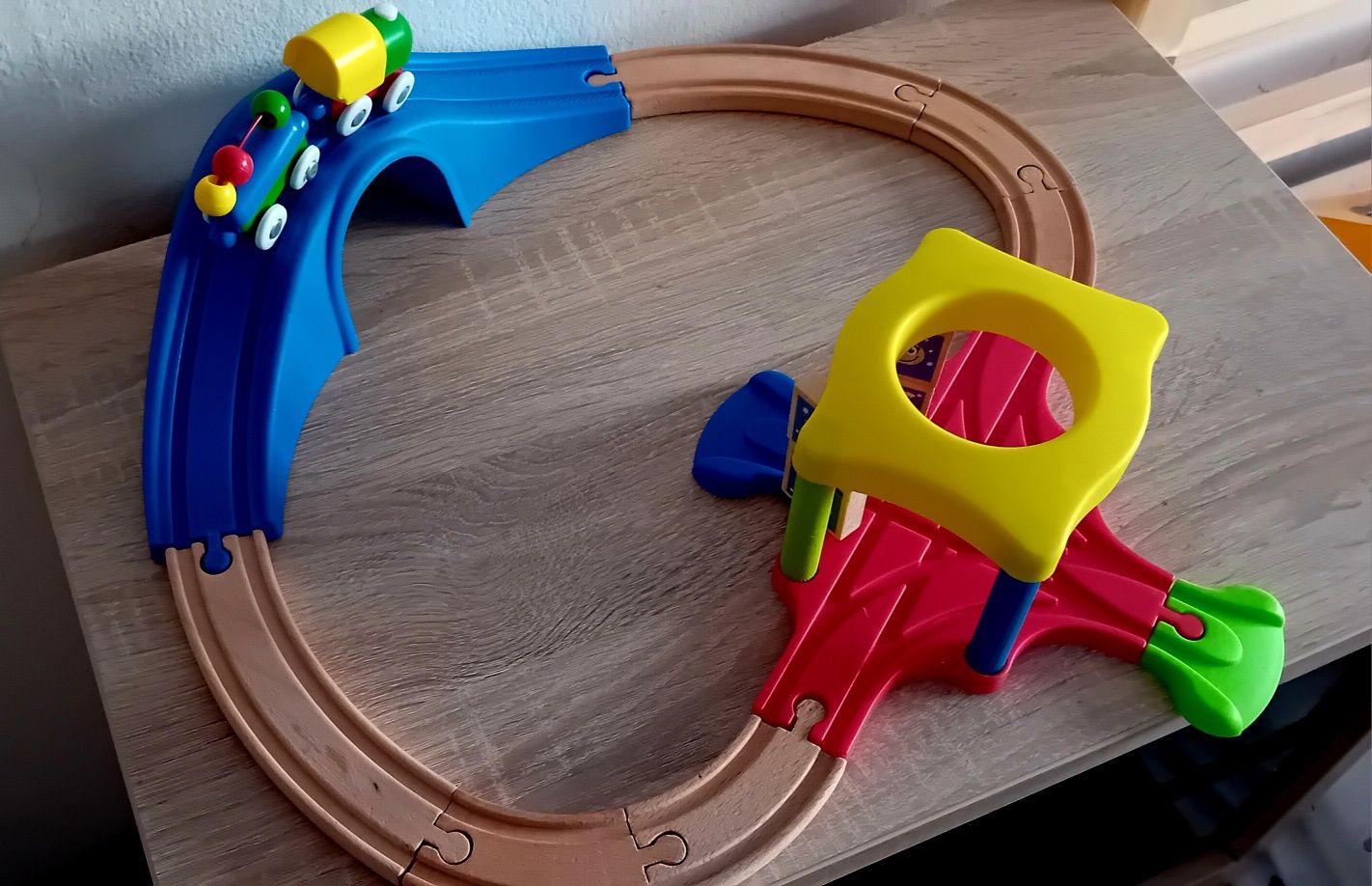 Tren din lemn, cuplaj cu magneti