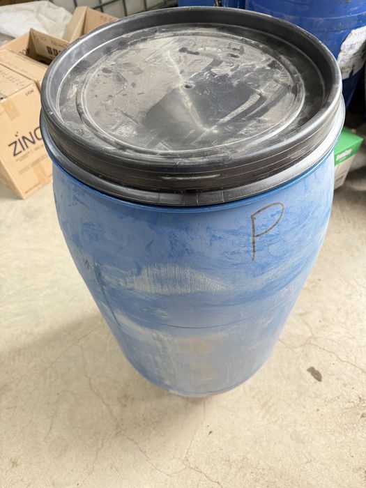 Продам пластмассовые бочки 170л 5тыс тг с крышкой.