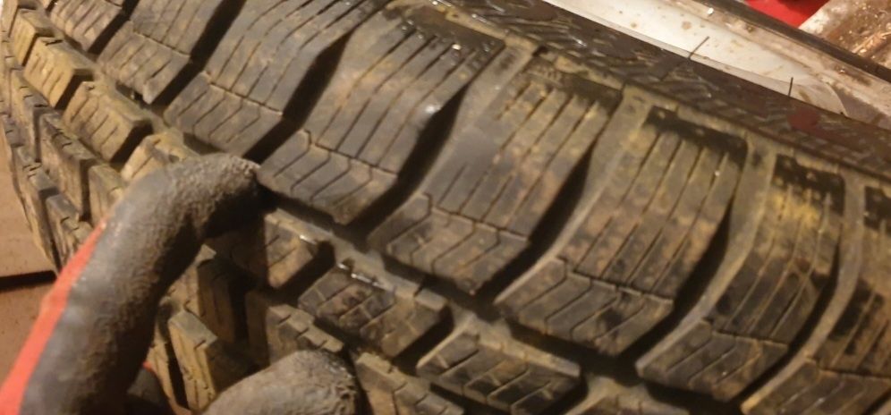 2 Roți Pirelli de iarnă R13, cu cuie M+S