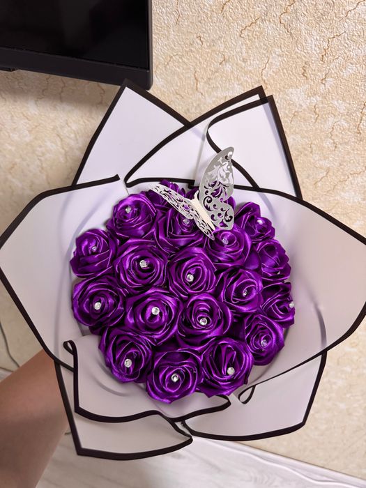 Елегантни сатенени рози