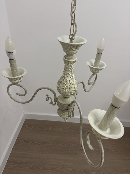 Люстра бело-золотая