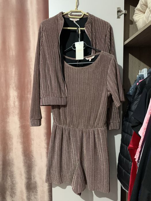 Compleu=salopeta+jacheta. Este cu maneca scurta tip pantalon.