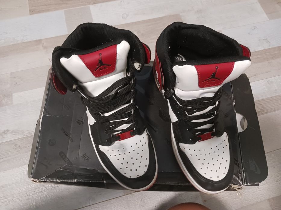 Продавам два чифта обувки nike!