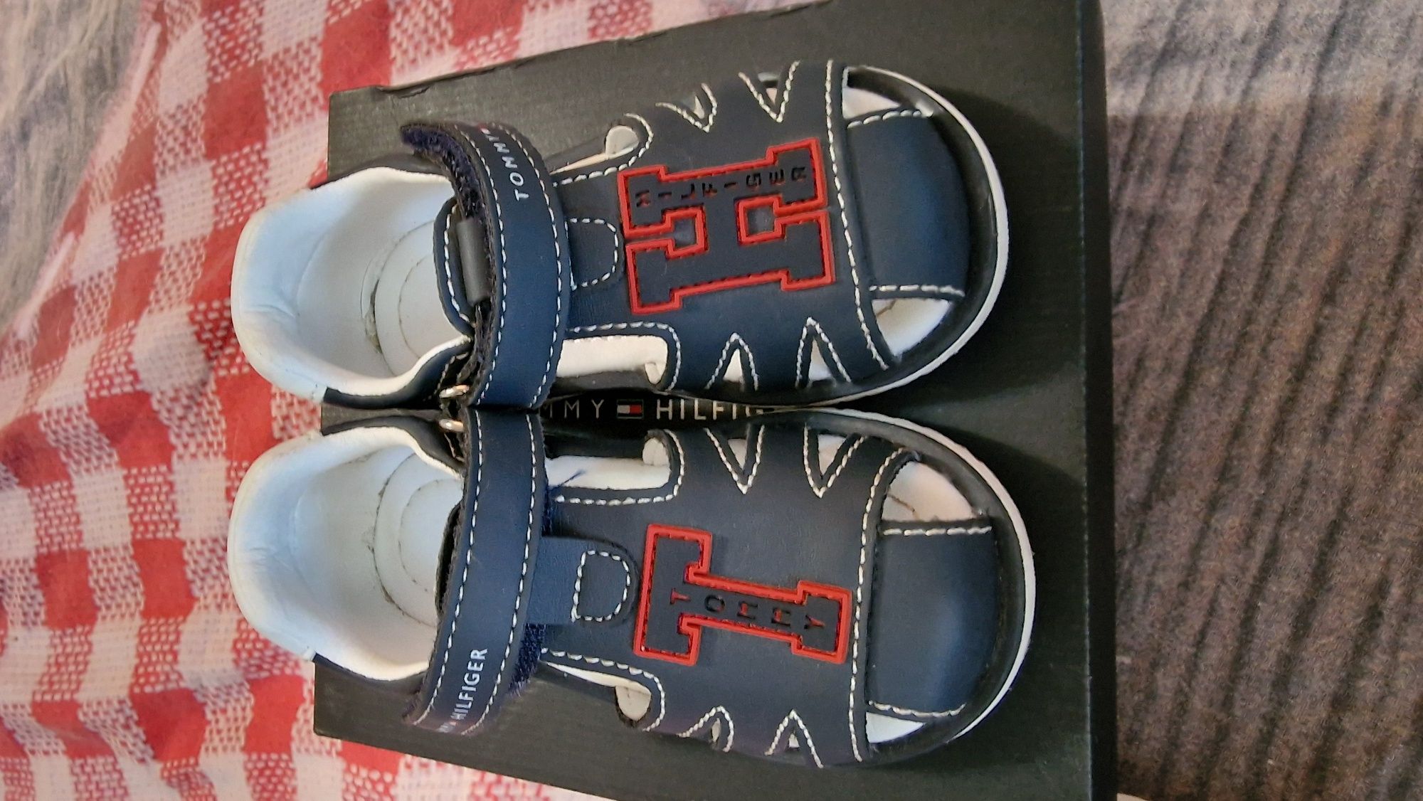Лот от бебешки обувки Nike и сандали Tommy hilfiger