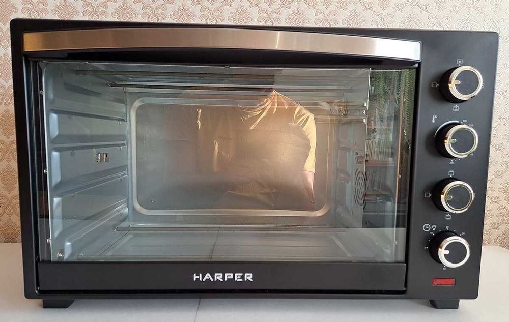 Продам мини-печь HARPER HMO-60RC11 с вертелом и конвекцией
