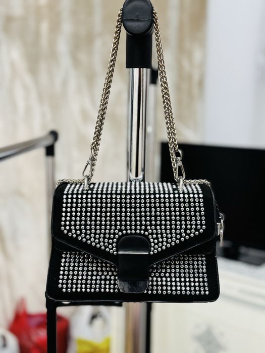 Geantă neagra din catifea cu model din pietre swarovsky de la PRADA