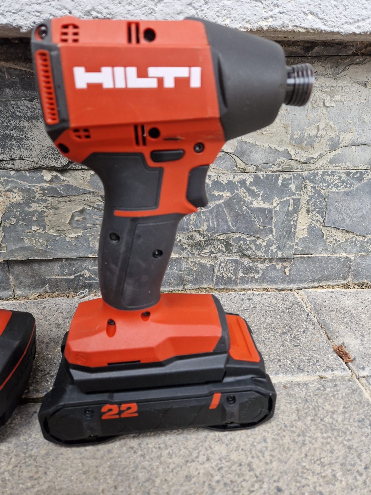 Hilti autofiletanta  cu impact pe acumulatori cu biti