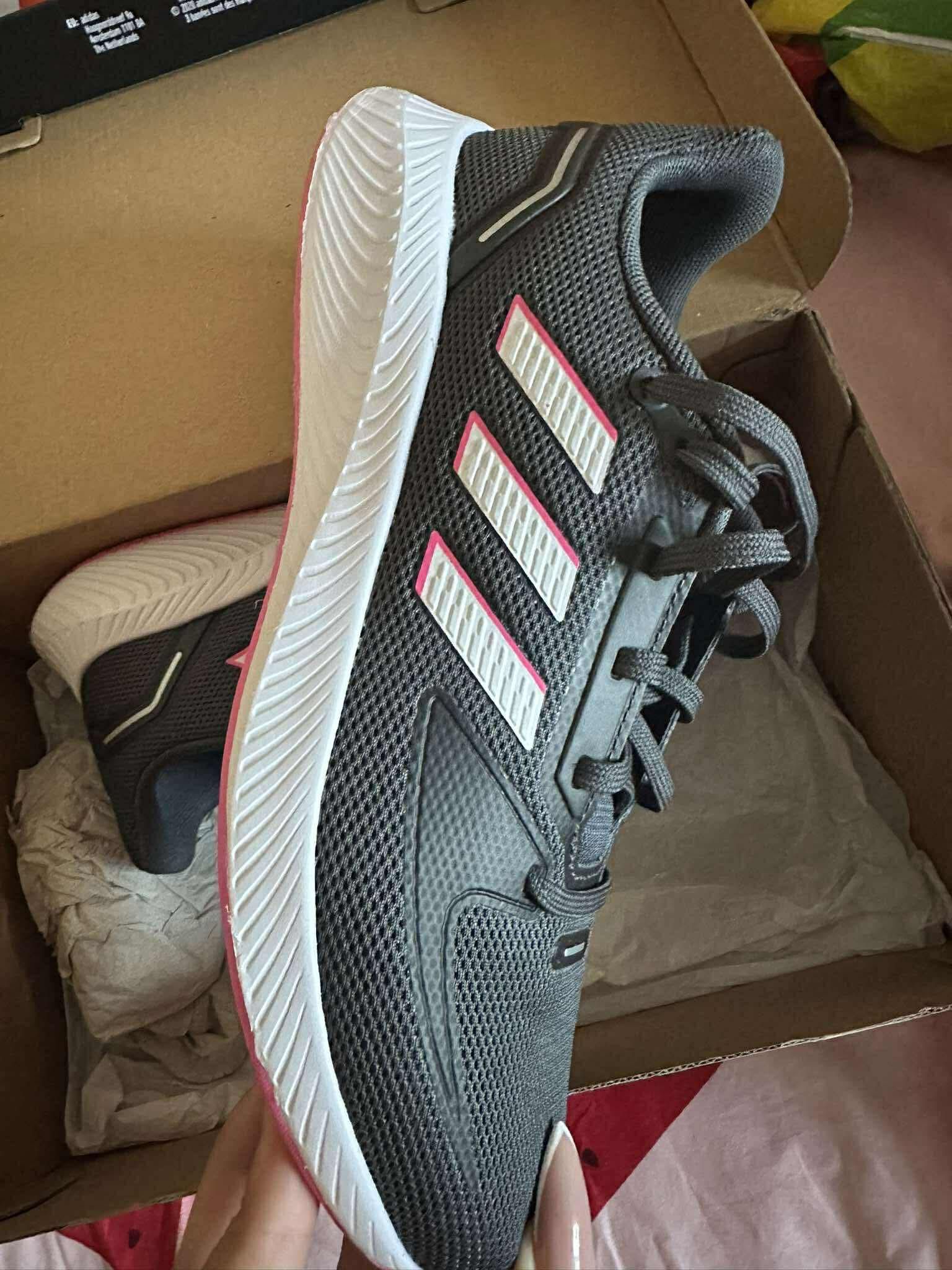 обувки Adidas ( чисто Нови )