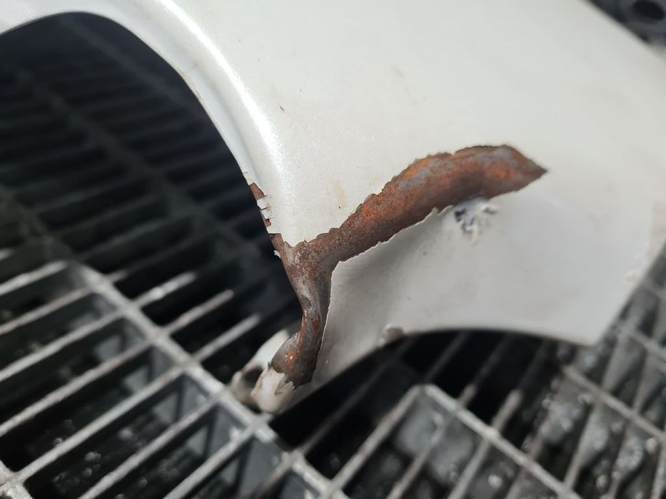 Aripa Dreapta Fata Suzuki Grand Vitara 2006 - 2012 4 Usi ALB (1091) LOVITA ȘI RUGINITA