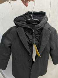 Детское пальто черного цвета 110-116 размер