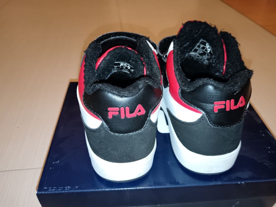 Есенно-зимни юношески сникърси Fila