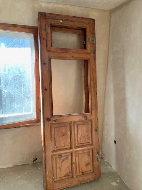 Врата и прозорец от дърво