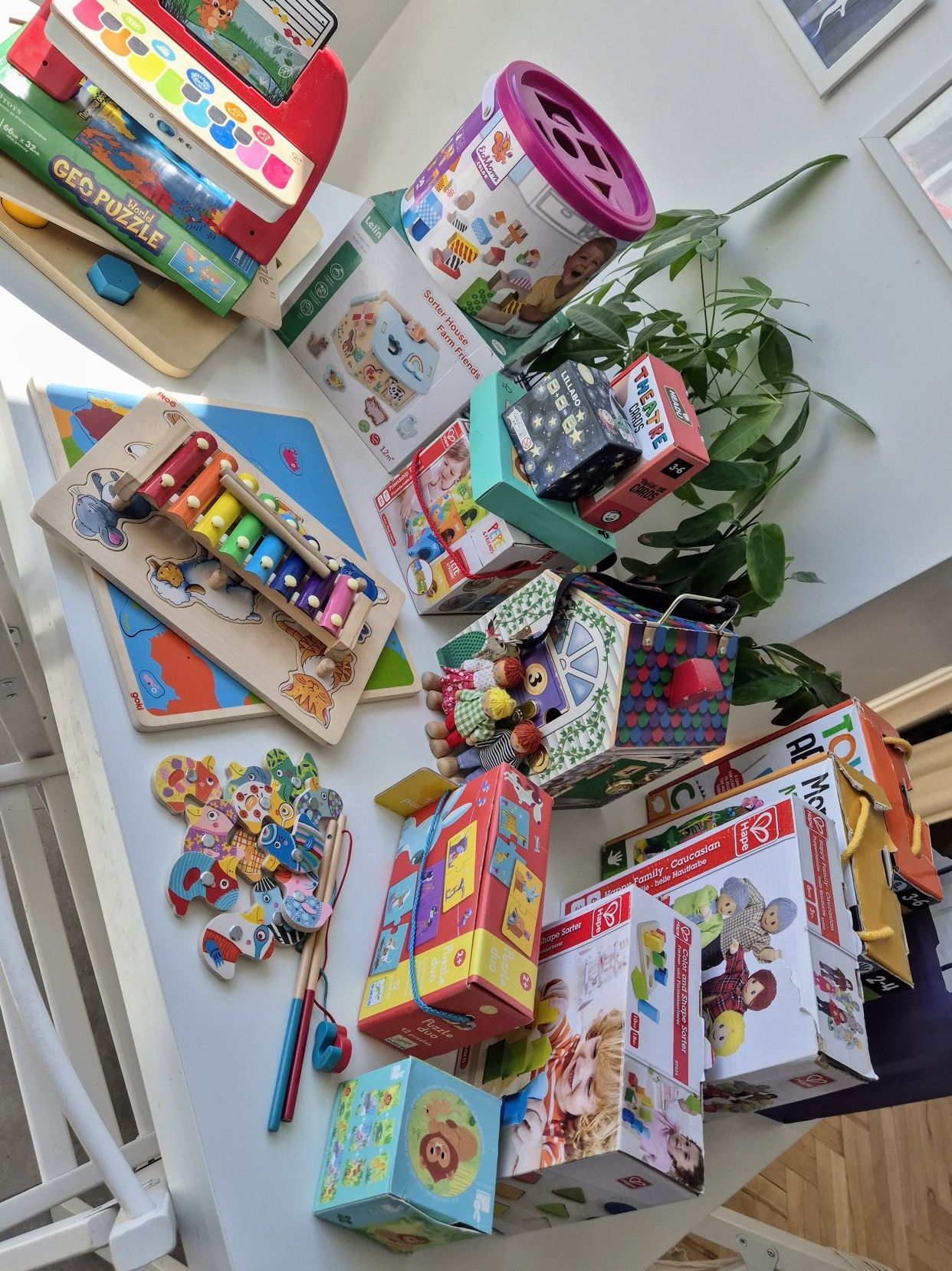 Дървени и образователни играчки Hape, Janod, Melissa&Doug и др.