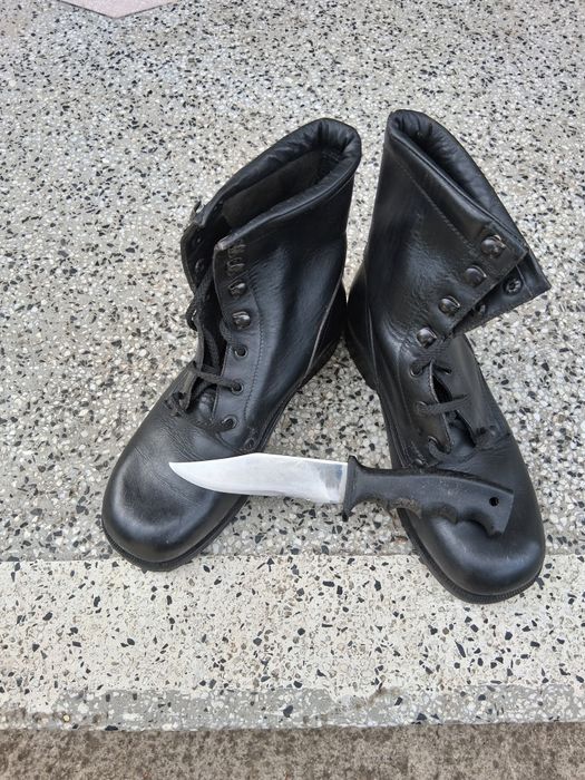 Продавам военни кубинки с нож.