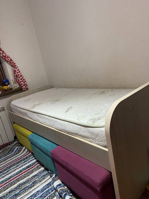 Детская кровать с пуфиками