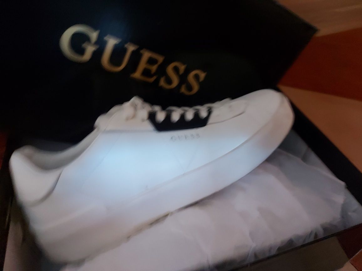 Кожени    кецове Guess

Sale -39%