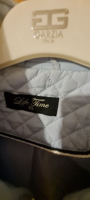 Яке в светло син цвят.