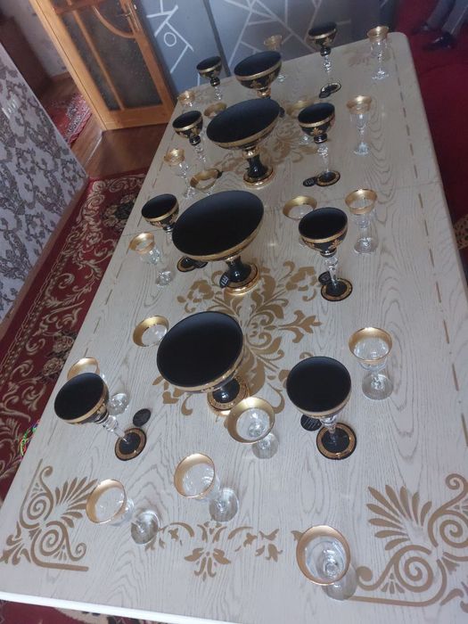 Стол большой гостиной