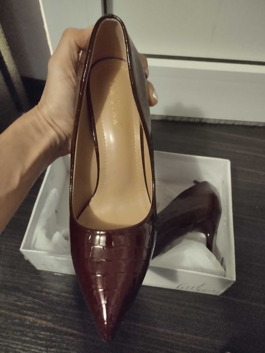 Нови обувки на ток бордо