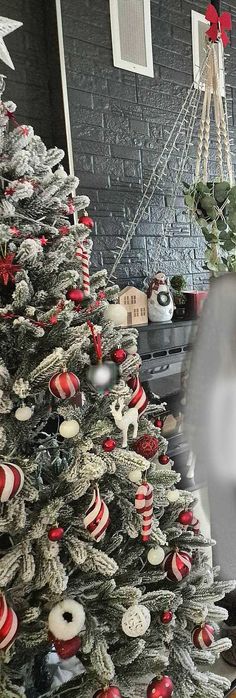 Коледна елха, височина 180см, с 3D игли и реалистичен ефект на сняг