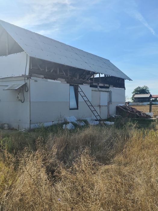 Vând teren intravilan  suprafață 10000m2
