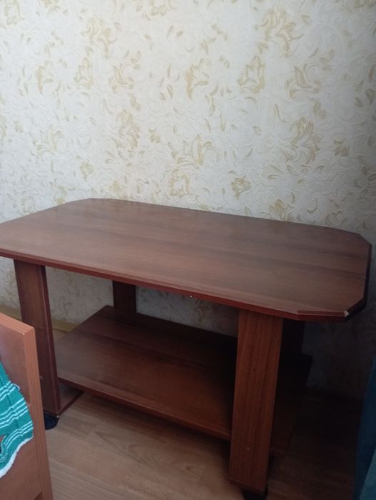 Продам тумбочку и журнальный столик
