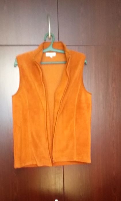 Жилеты, жилетки, безрукавки женские, для тренировок.