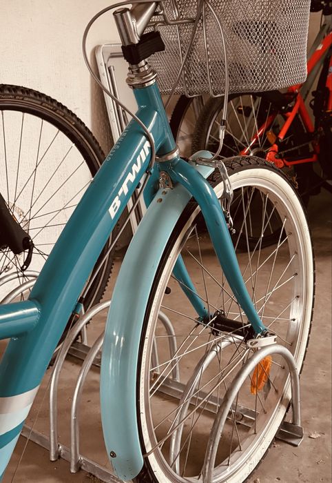 Bicicletă oraș Btwin turcoaz, cu coș