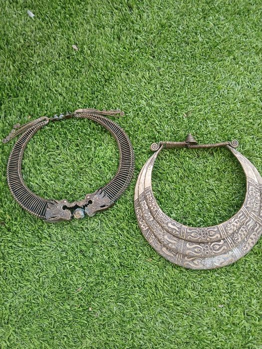 Две прекрасни старинни етнически колиета