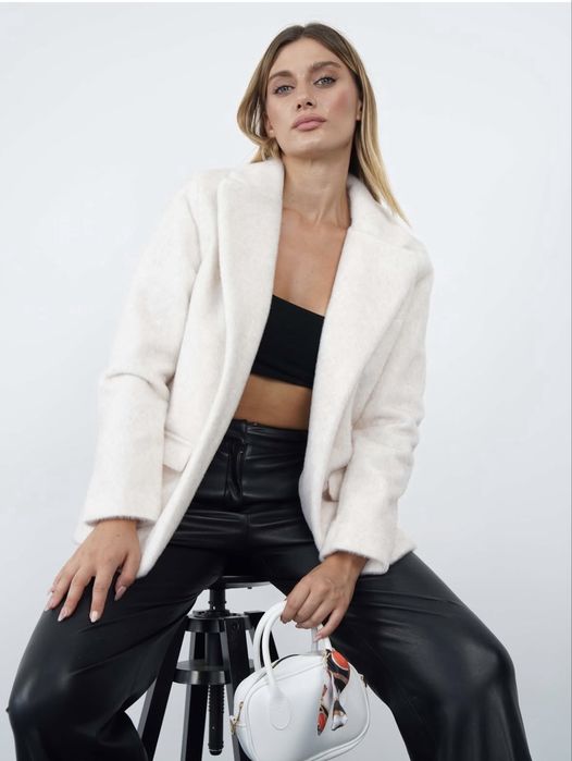 Дамско късо палто с колан