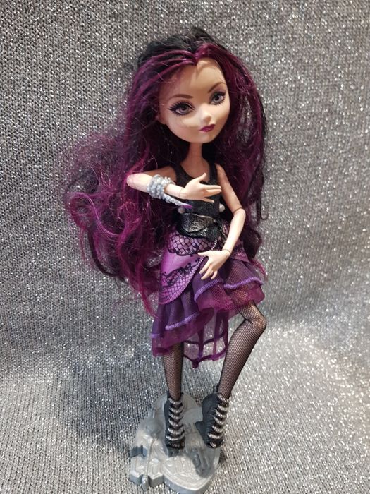 Кукли Барби от близкото минало. Куклите са ползвани с нормални следи о