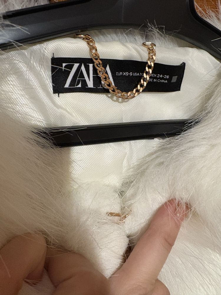 ZARA Бяло палто с косъм