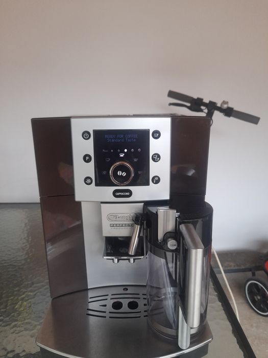 Vând expresor de cafea marca Delonghi Perfecta Cappuccino