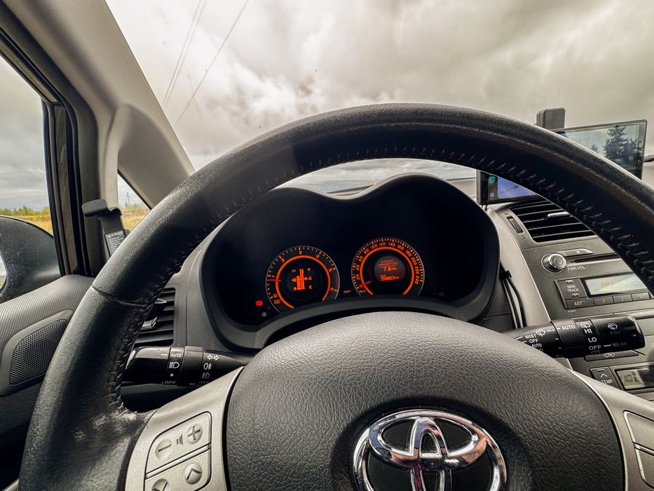 Toyota Auris 2.2 D-4D Full Option • Trapa • Keyless