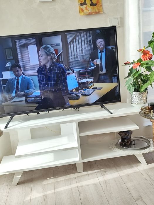 Продавам бял ТV шкаф