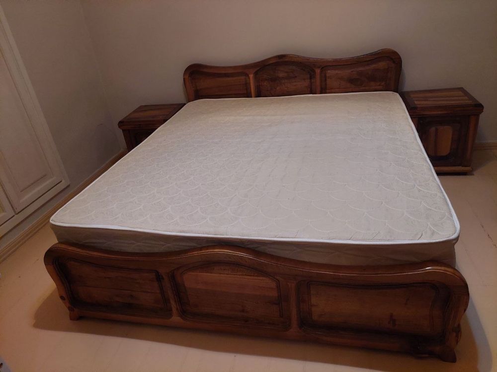 Кровать деревянный из Ореха