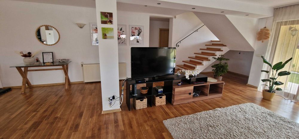 Proprietar -Inchiriez casa 250 mp,3 dormitoare,garaj,curte .