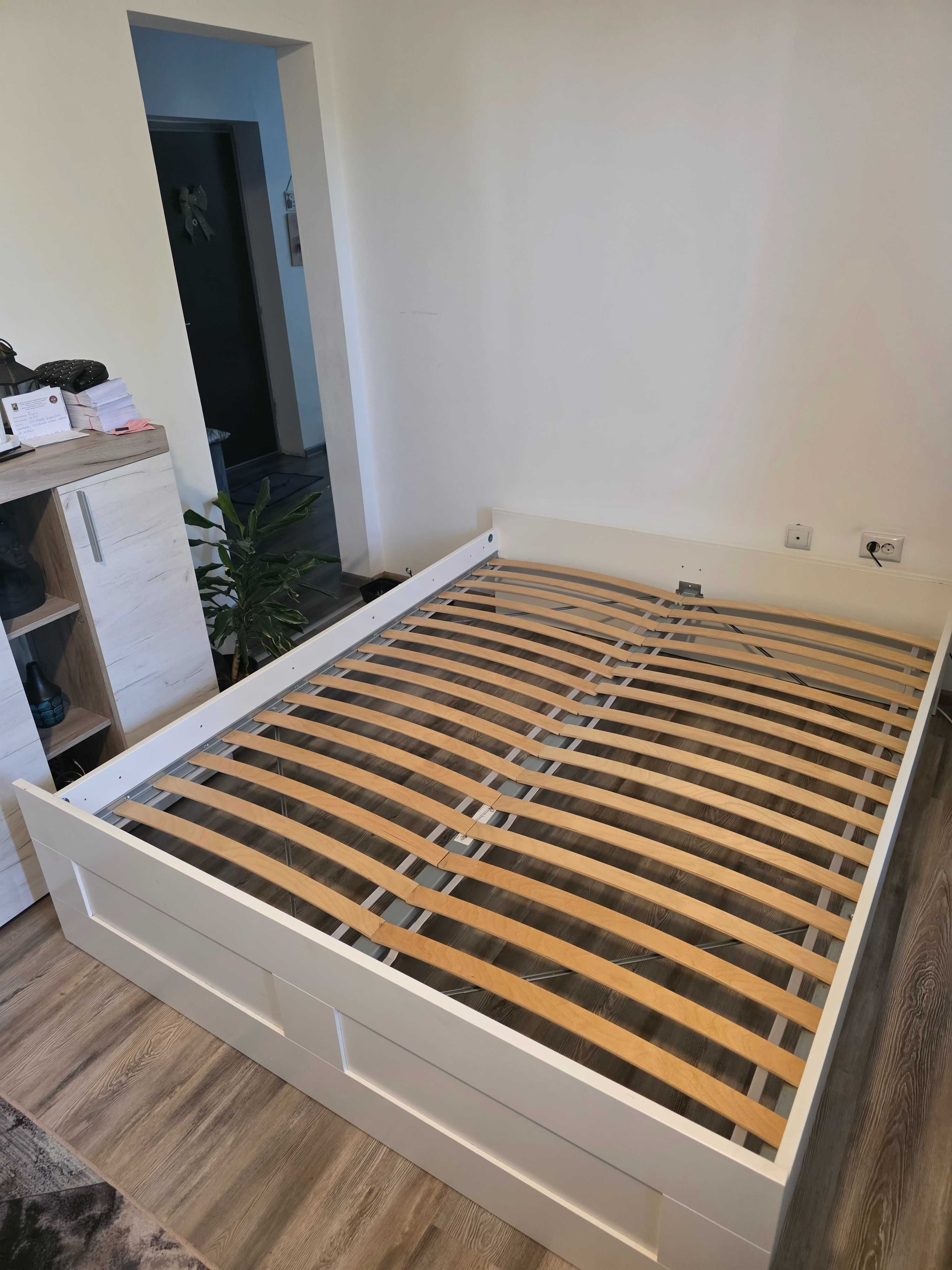 Pat 160 x 200 cm, din pal, cu cadru metalic si somiera din lemn