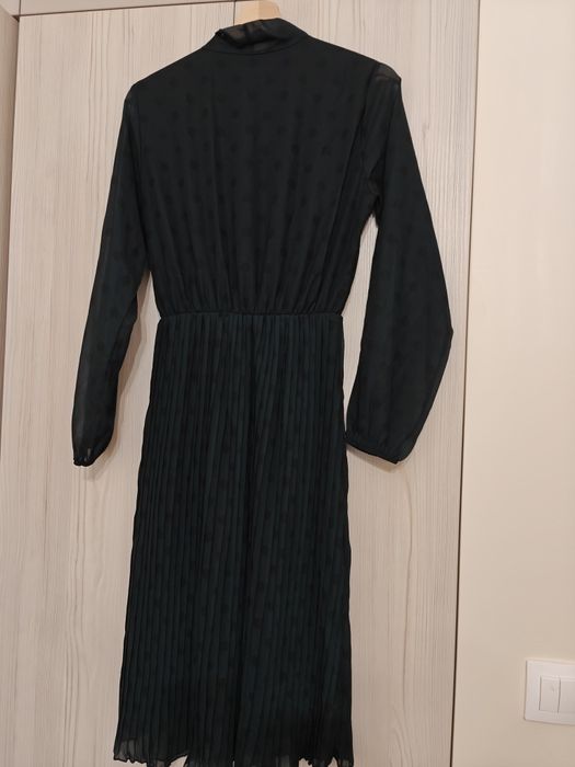 Тъмно зелена рокля на Черни точки