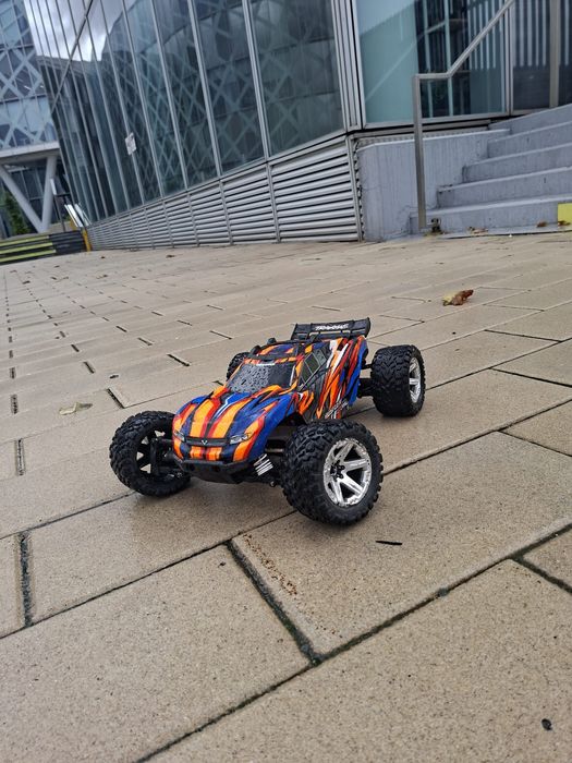 Vând traxxas Rustler 4x4 HEAVY DUTY