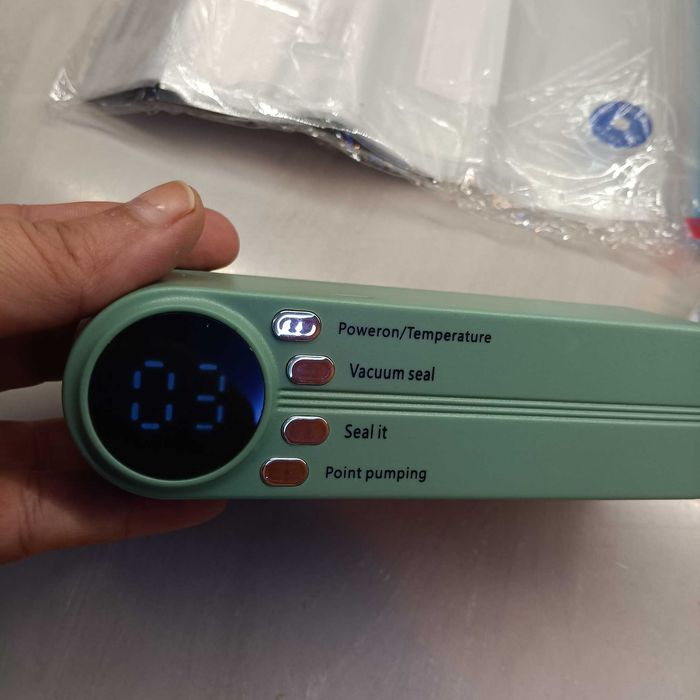 Преносим вакуумен уред 3 в 1 за твърди и течни храни