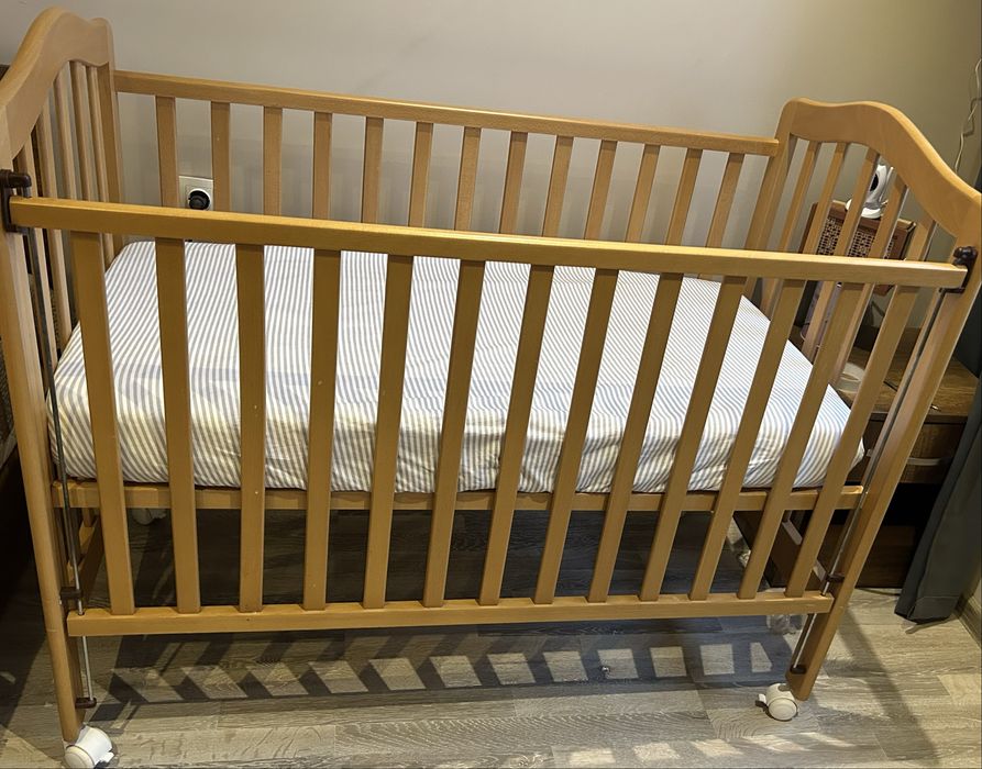 Дървена бебешка кошара с две нива, сваляща се решетка и матрак