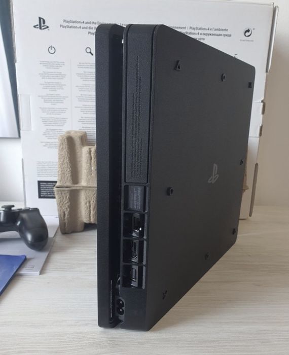 Vand sau schimb ps4 slim de 1 tb cu 2 manete