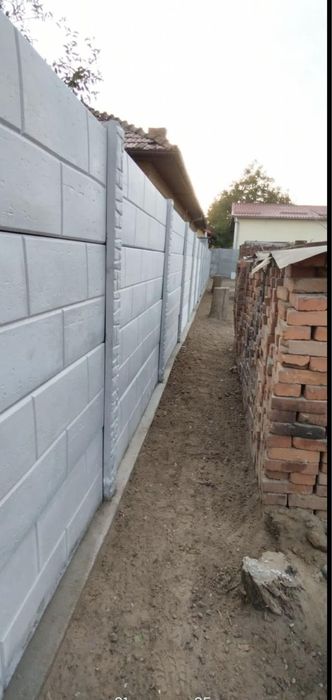 Gard din placi prefabricate de beton cu montaj
