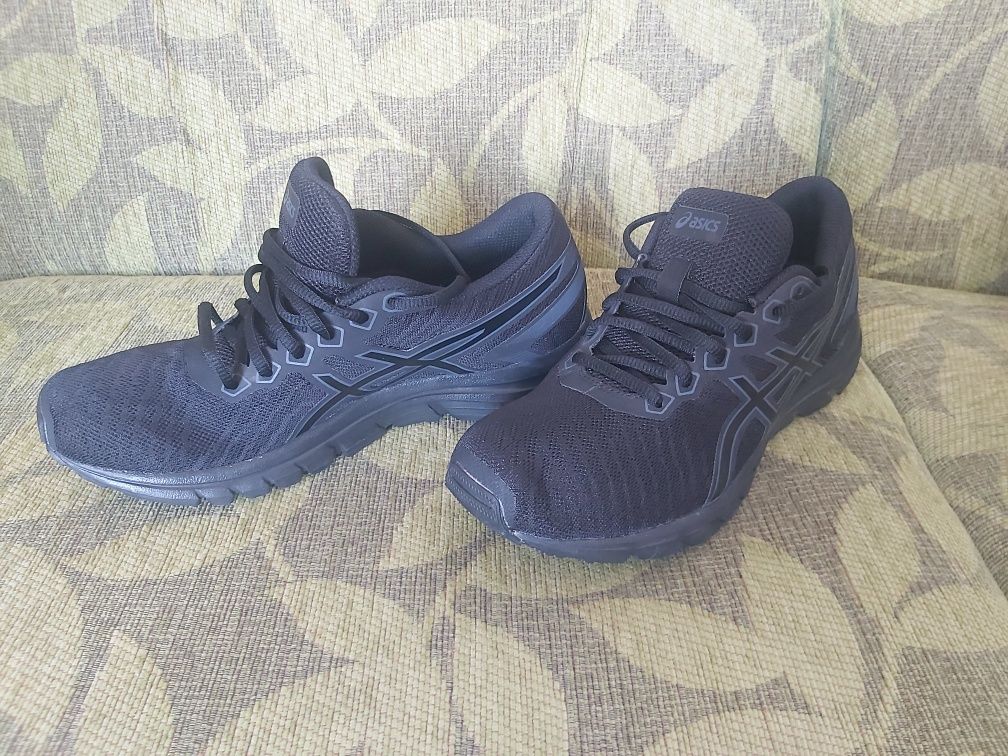 Маратонки Joma, Mizuno и Asics