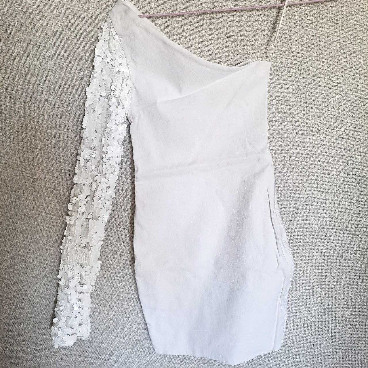 Коктейльное белое ассиметричное платье мини