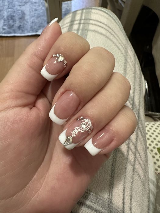 Realizez unghii cu oja semi la domiciliul clientei