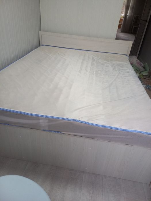 Продам двуспальную кровать