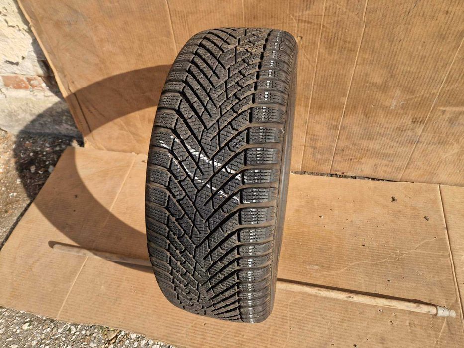 1 Pirelli R19 225/45/
 Зимна гума
DOT2422