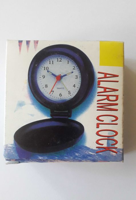 часовник будилник кварцов за маса и път уникален и красив